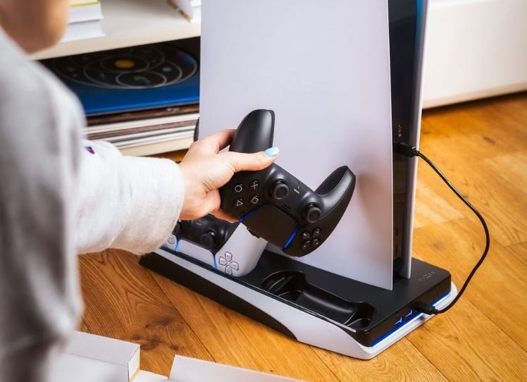 Dobíjecí stanice FIXED Multifunctional Stand pro PlayStation 5